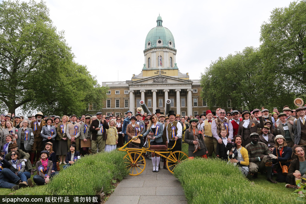 英國舉行復古騎行 粗花呢服裝引領懷舊風潮