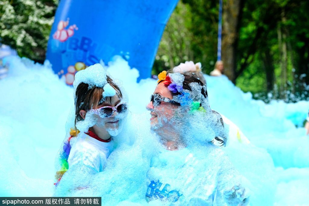 重回童年！英國舉行五彩泡泡跑 體驗最開心五公里