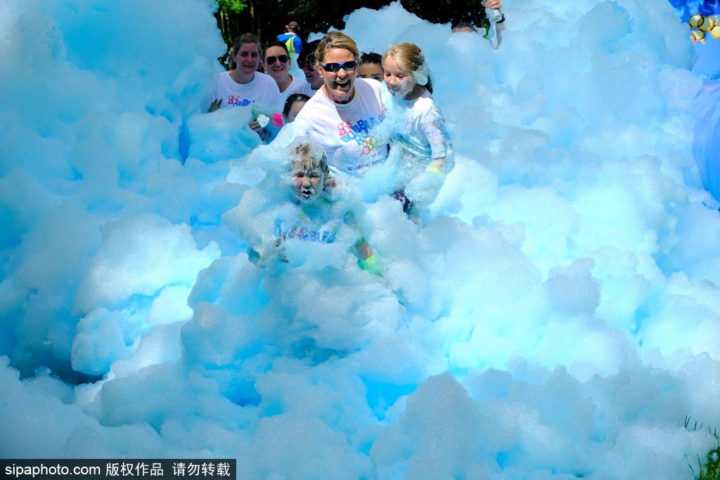 重回童年！英國舉行五彩泡泡跑 體驗最開心五公里