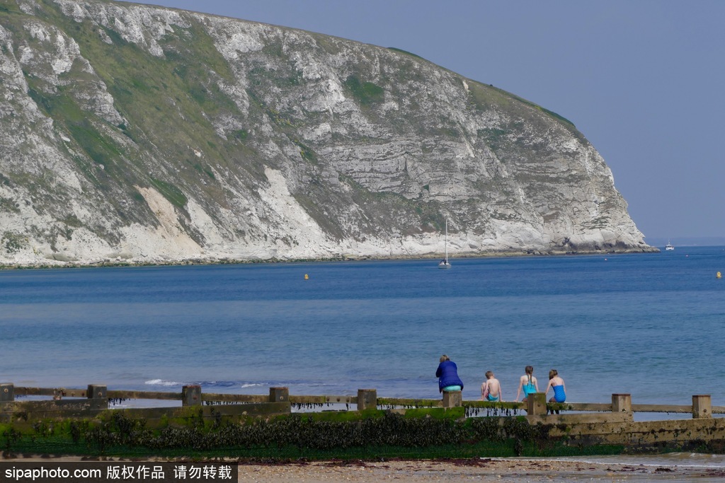 英國(guó)多塞特海邊落日 日光昏黃寧?kù)o絕美