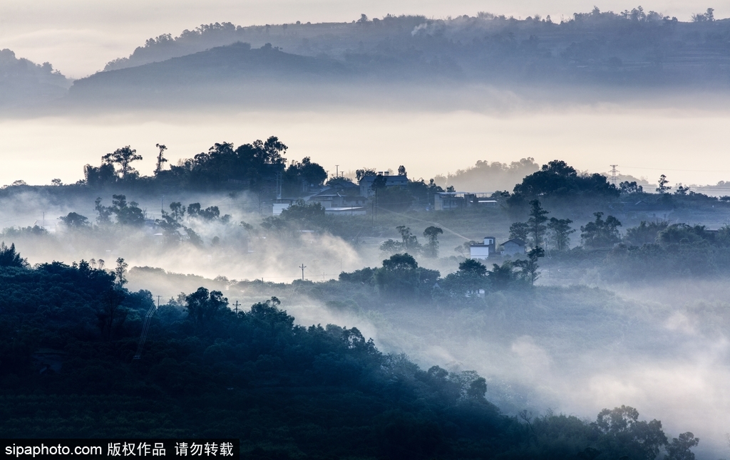 重慶：云蒸霞蔚山村美 朝霞白云入畫(huà)來(lái)
