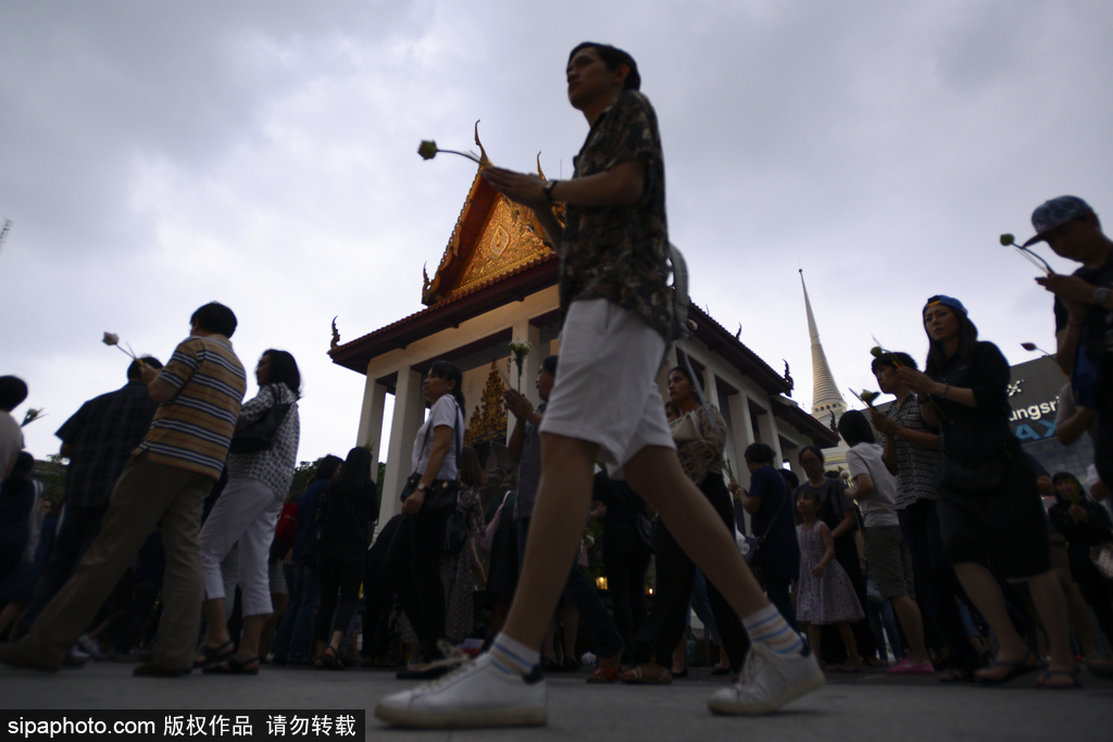 泰國慶祝佛誕節 民眾前往寺廟排隊祈福施善