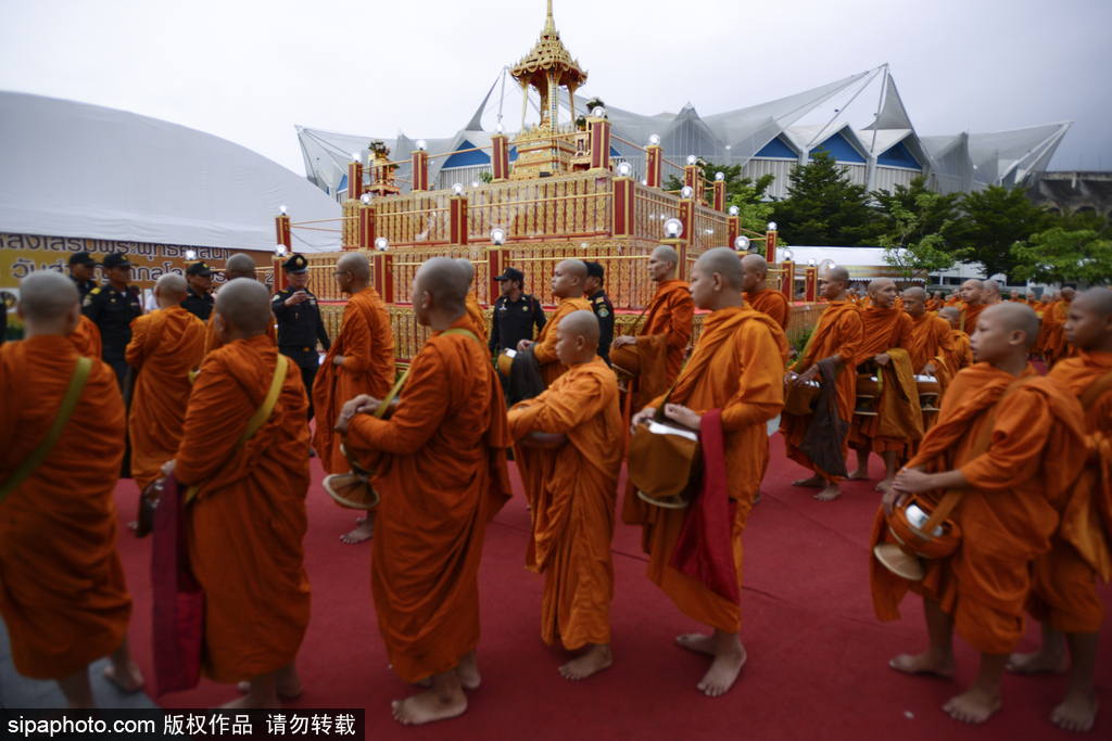 泰國慶祝佛誕節 民眾前往寺廟排隊祈福施善