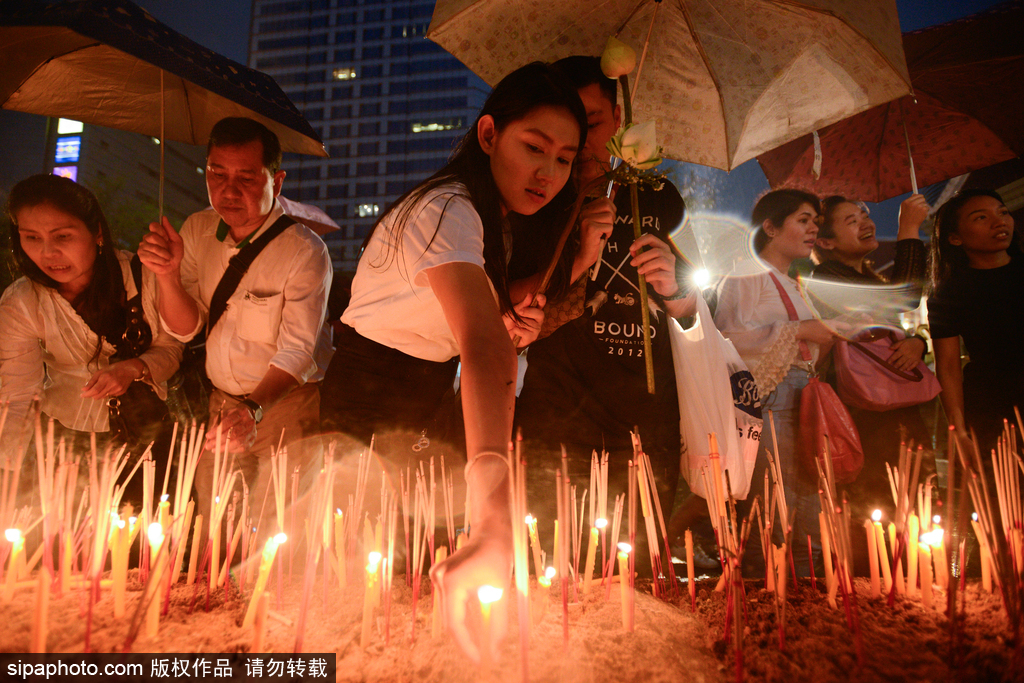 泰國慶祝佛誕節 民眾前往寺廟排隊祈福施善