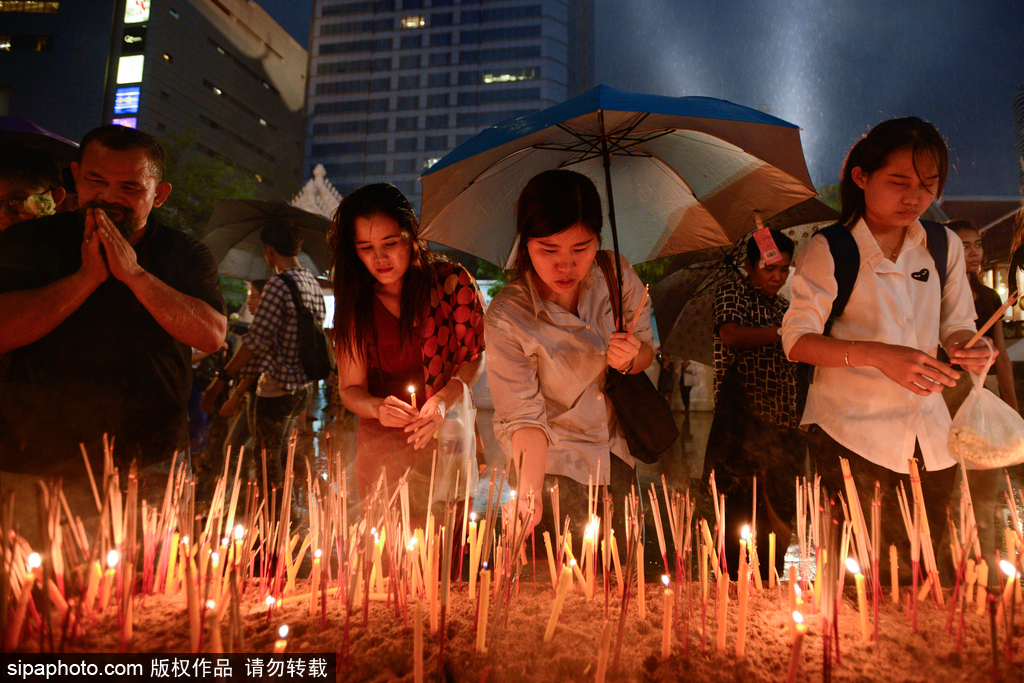 泰國慶祝佛誕節 民眾前往寺廟排隊祈福施善