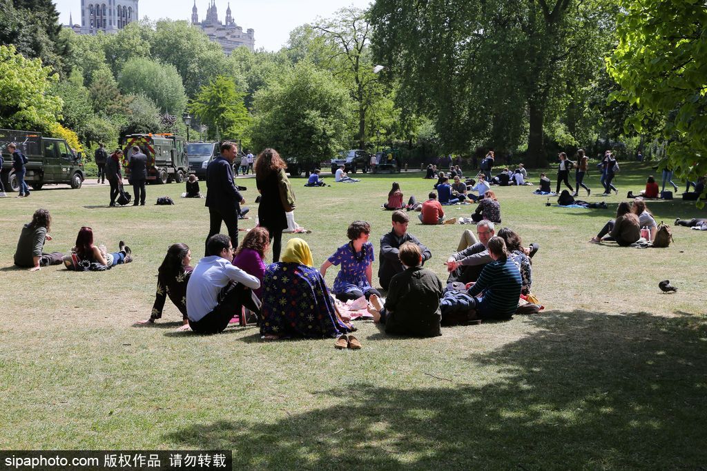 夏初季節 倫敦民眾扎堆聚集公園草地享受日光浴