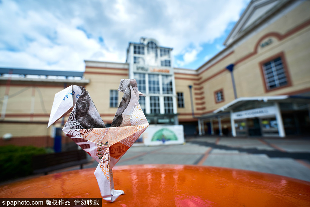 愛錢又耿直的英國(guó)人 購(gòu)物中心布置“英鎊紙鶴”為民眾制造驚喜