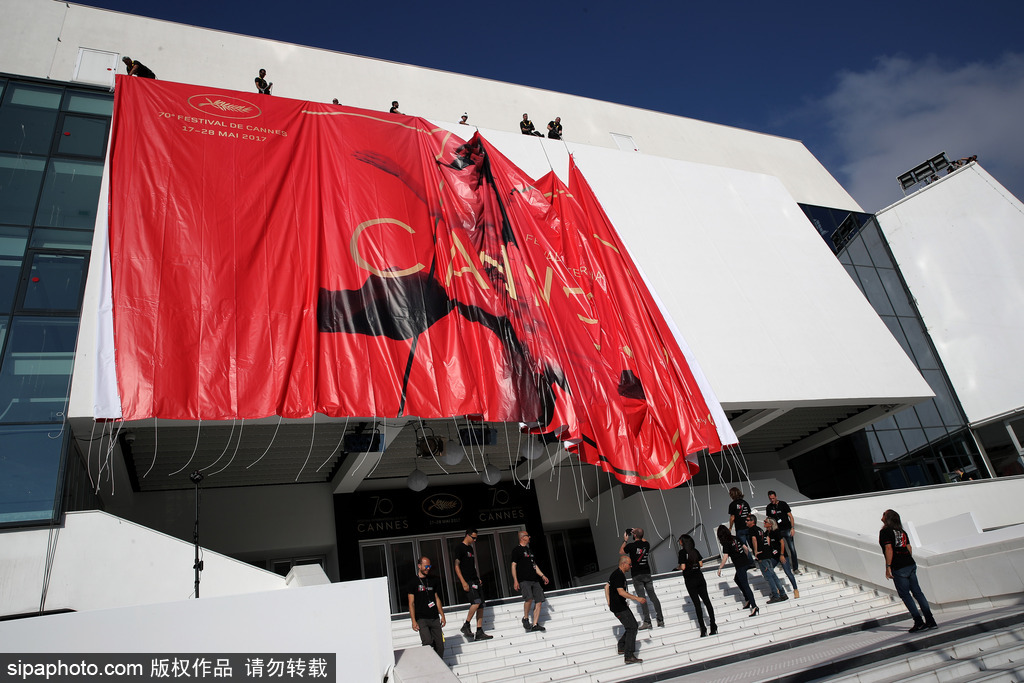 70屆戛納電影節(jié)前瞻準備 巨幅海報懸掛完畢