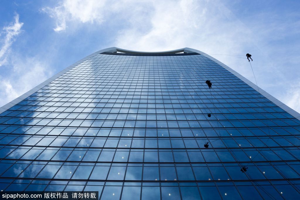 摩天大廈“行走者” 英國(guó)工人進(jìn)行“對(duì)講機(jī)大樓”外壁檢查