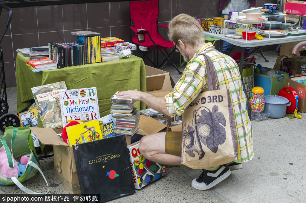 紐約民眾“淘寶”時節到來 年度跳蚤市場拉開帷幕