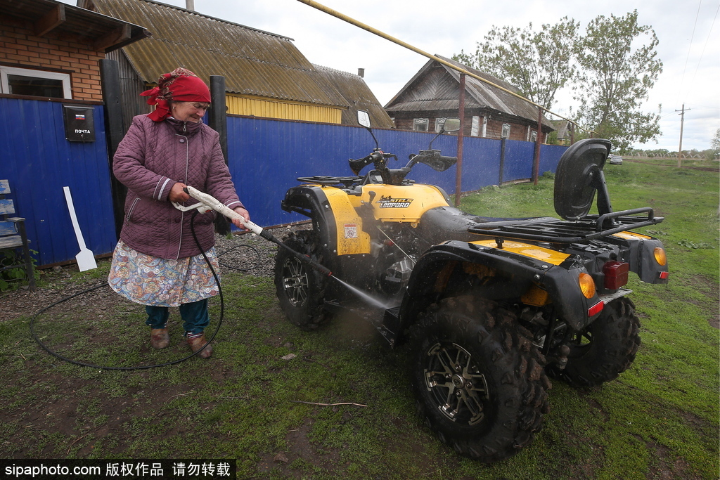 厲害了！俄羅斯老人開全地形車犁地超拉風