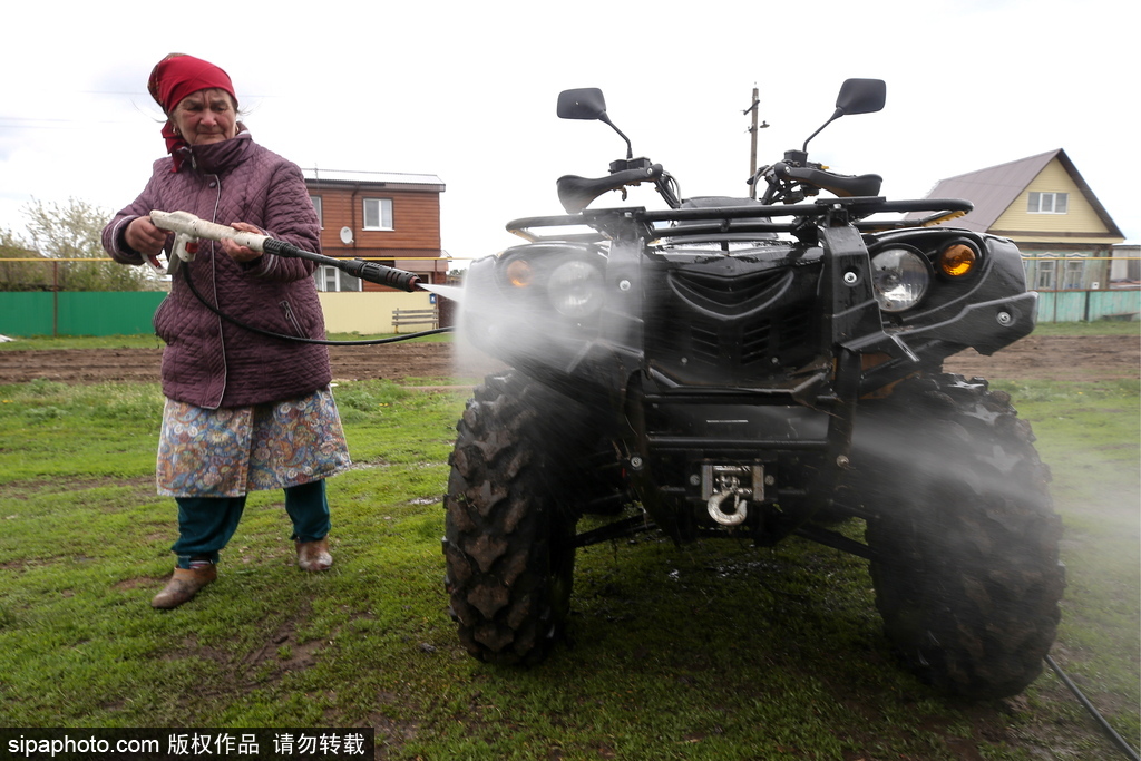 厲害了！俄羅斯老人開全地形車犁地超拉風