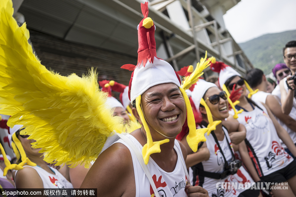 香港端午節賽龍舟活動 雞年流行頭戴“小雞”