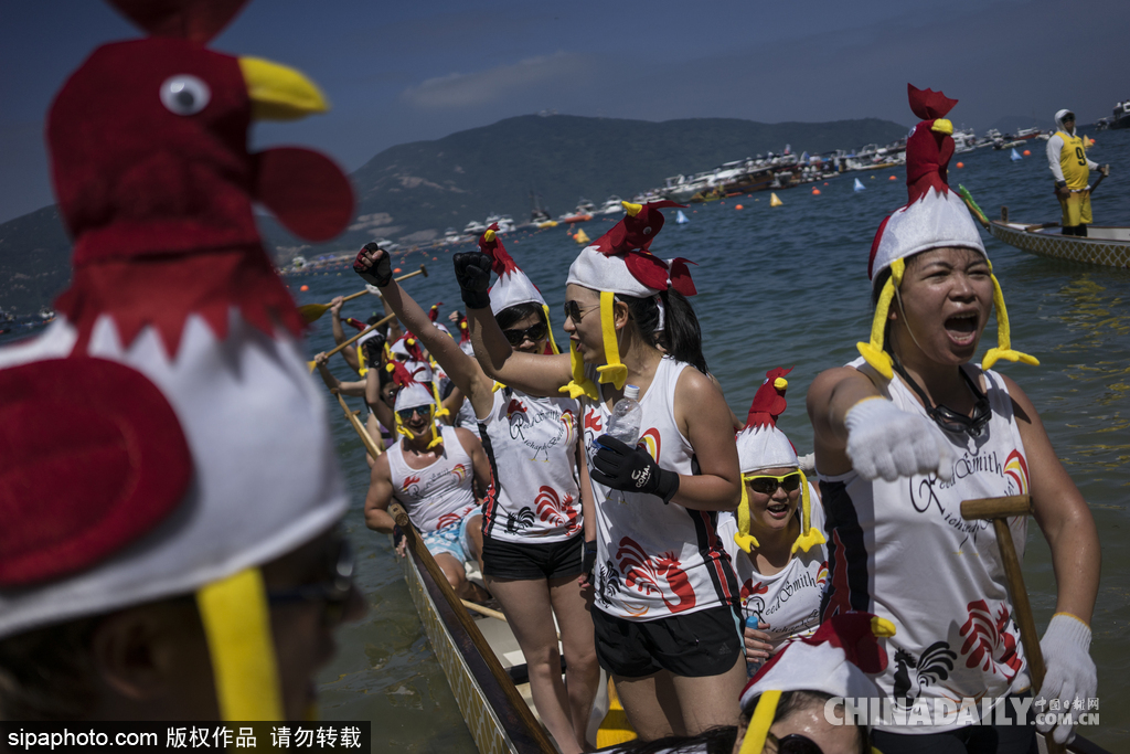 香港端午節賽龍舟活動 雞年流行頭戴“小雞”