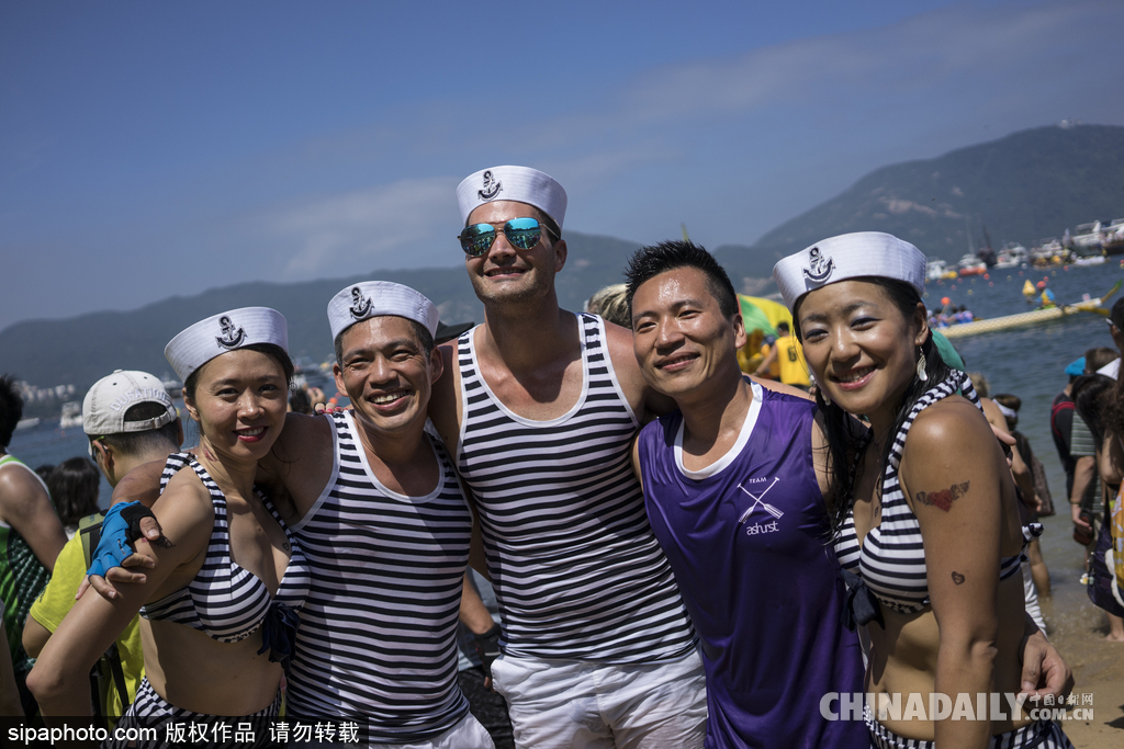 香港端午節(jié)賽龍舟活動(dòng) 雞年流行頭戴“小雞”