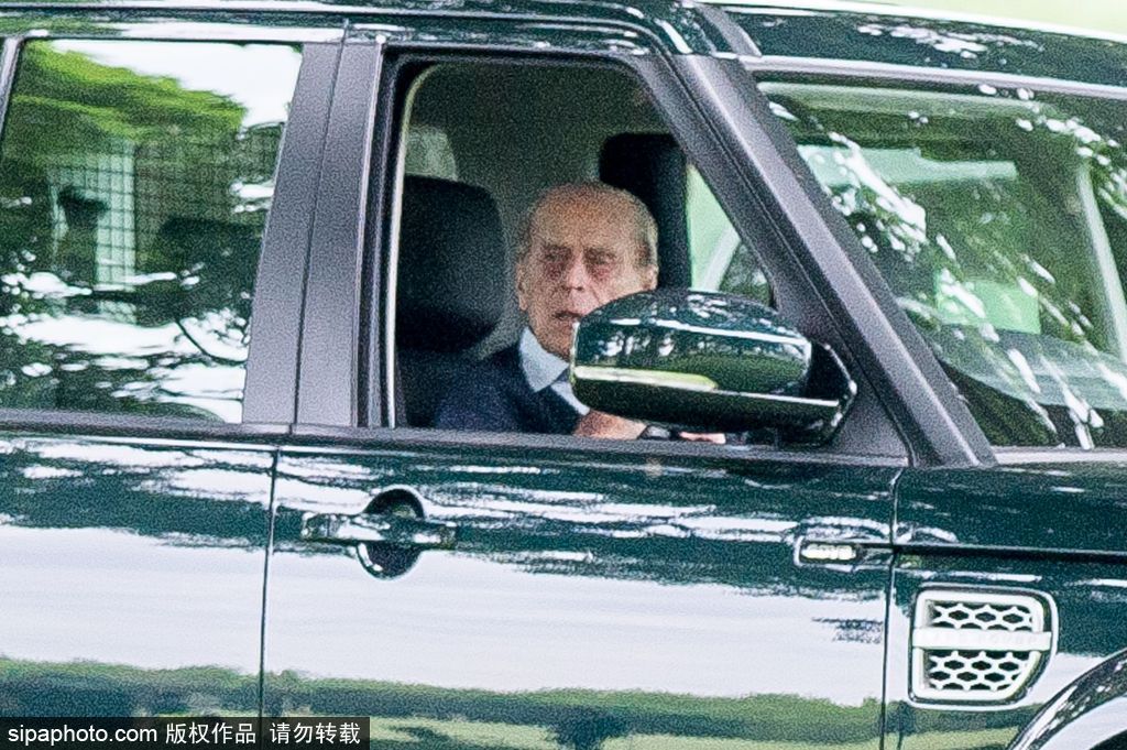 英國(guó)霍普頓四輪馬車(chē)賽激烈上演 菲利普親王坐車(chē)中悠閑觀賽