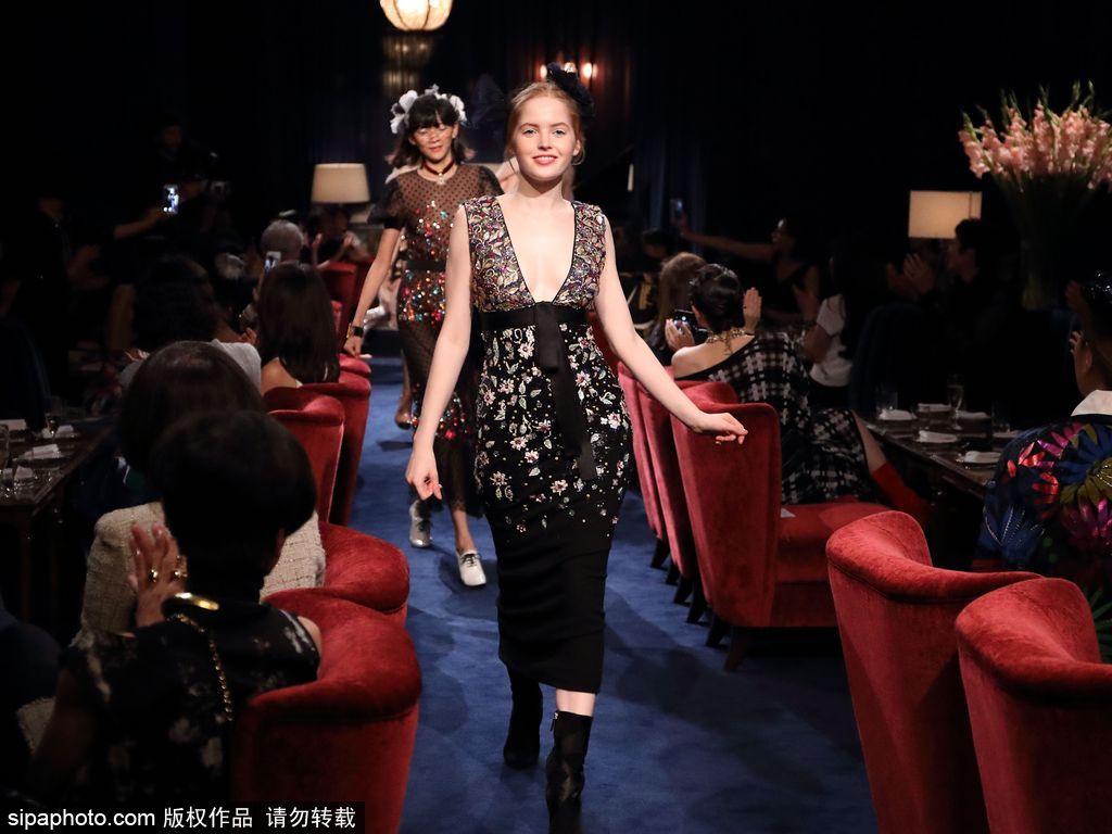 英國(guó)20歲女星艾麗·巴姆博亮相東京秀場(chǎng) 娃娃臉可愛(ài)十足