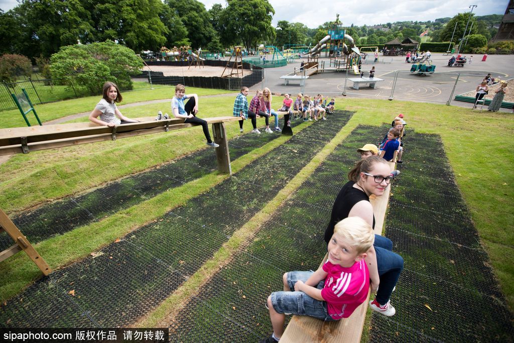英國(guó)再現(xiàn)世界第一個(gè)兒童滑梯 距今九十多年竟沒有邊沿
