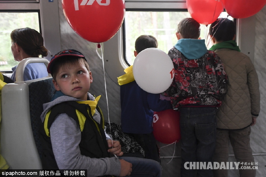 俄羅斯新西伯利亞運(yùn)行兒童列車慶祝六一