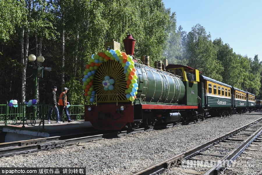 俄羅斯新西伯利亞運(yùn)行兒童列車慶祝六一