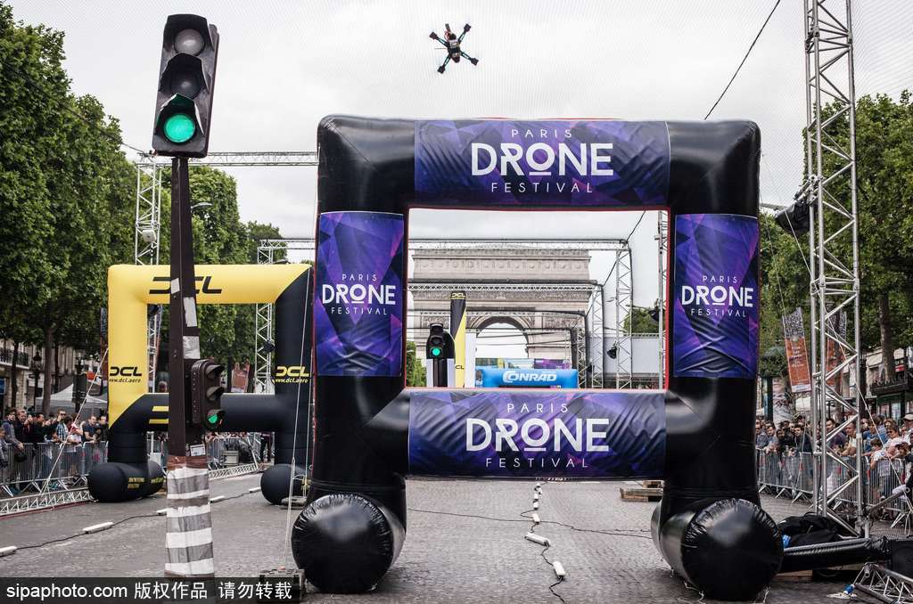 巴黎舉辦無人機節 42個國家參賽者香榭麗舍上演激情競技