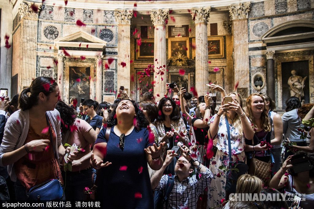 意大利萬神廟五旬節彌撒 揮灑玫瑰花瓣浪漫絕美