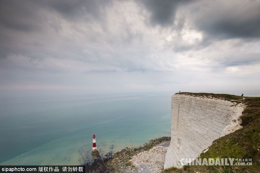 英國(guó)南部海岸迎最佳旅游季 碧海云天妝點(diǎn)最美海角