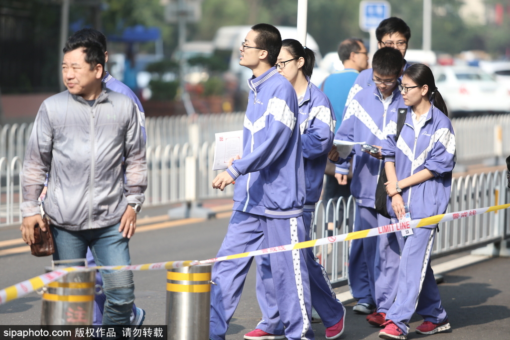高考第一天 實拍北京考點外準(zhǔn)備考試的學(xué)生
