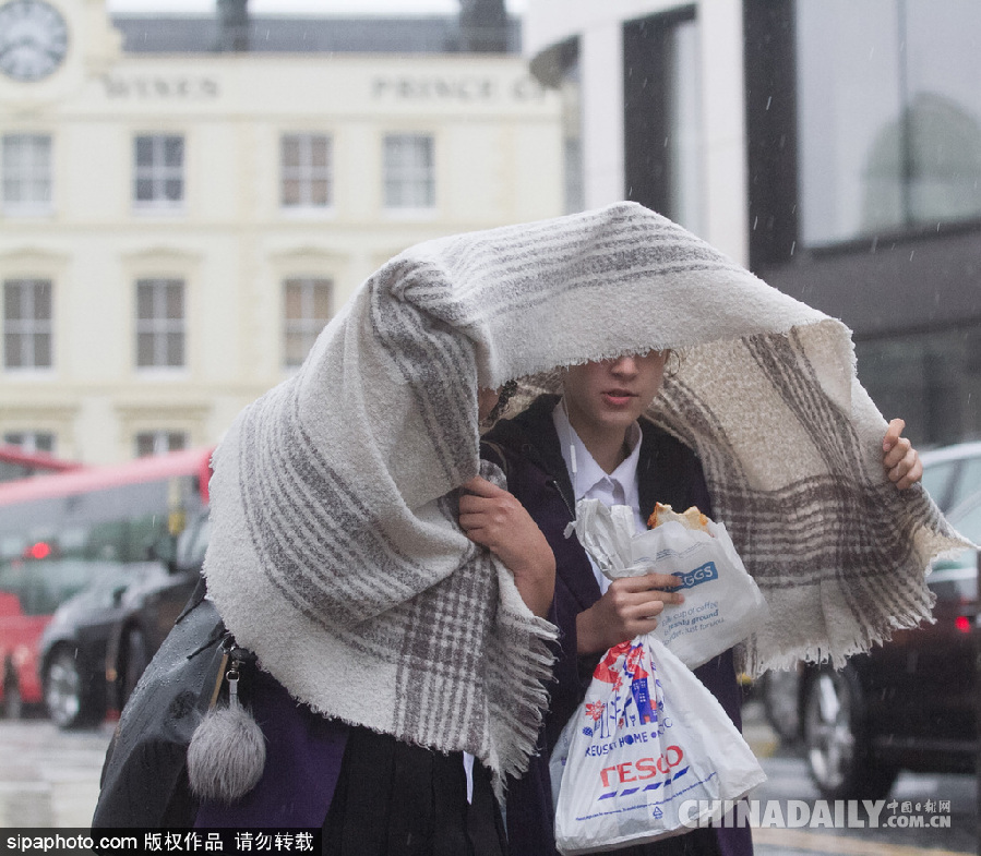 英國倫敦雨天狂風大作 民眾出行雨傘被吹翻