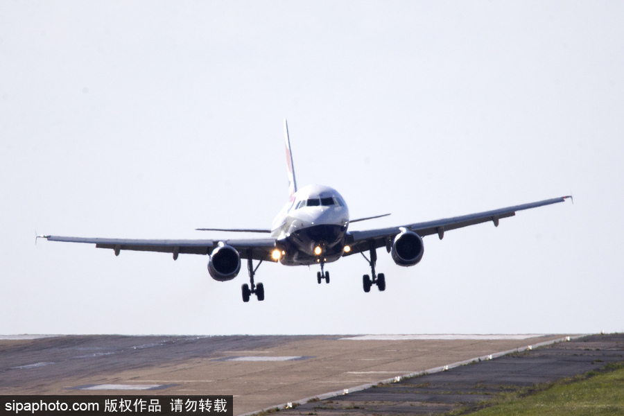 英國利茲遭遇大風(fēng) 飛機在狂風(fēng)中“左搖右擺”艱難降落