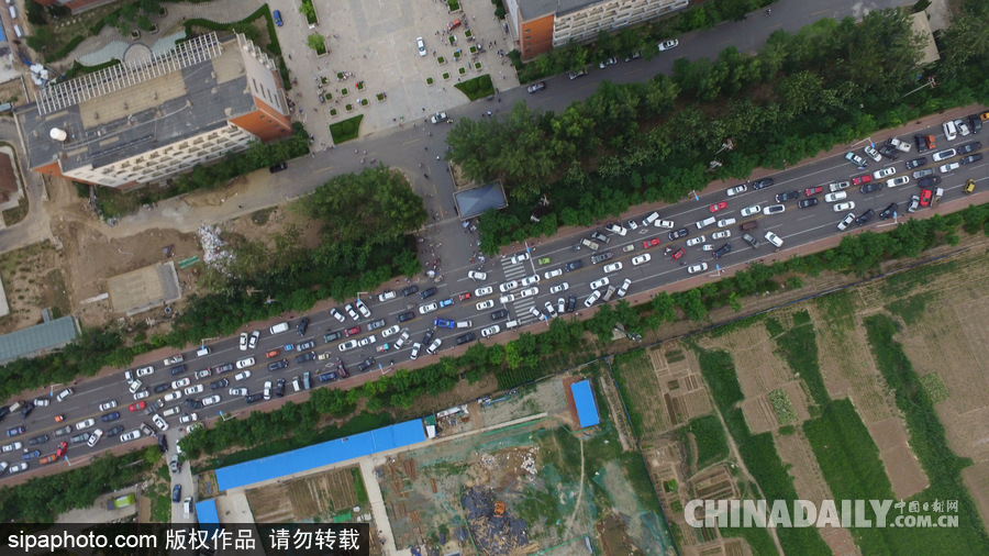 山東濱州：高考住宿生搬離宿舍場(chǎng)面 壯觀不輸春運(yùn)