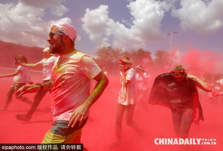 莫斯科彩色跑活力開跑 眾選手置身紅色海洋放飛自我