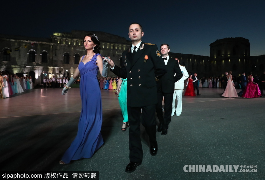 俄羅斯塞瓦斯托波爾軍官舞會 似“王子公主”高貴優(yōu)雅
