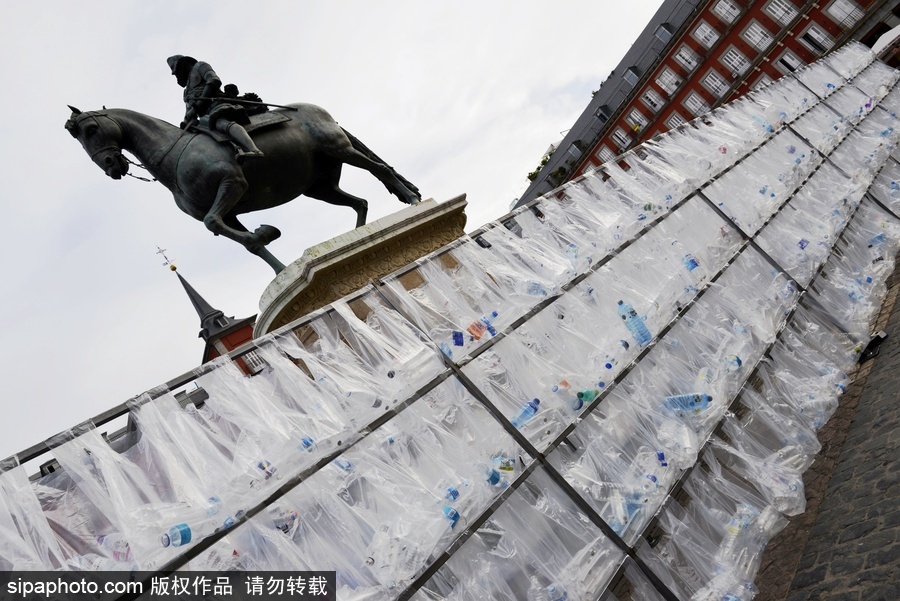 西班牙廢棄物“城堡” 藝術家用廢棄塑料袋瓶子打造街頭裝置