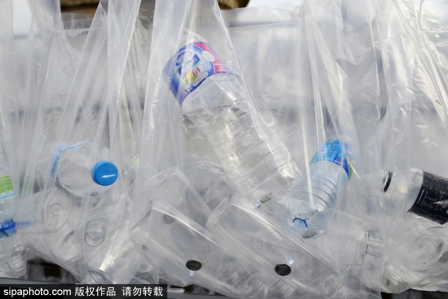 西班牙廢棄物“城堡” 藝術家用廢棄塑料袋瓶子打造街頭裝置