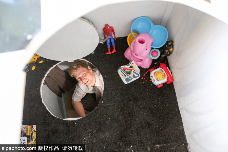 英國(guó)奇葩發(fā)明家打造世界首座海灘地下小屋