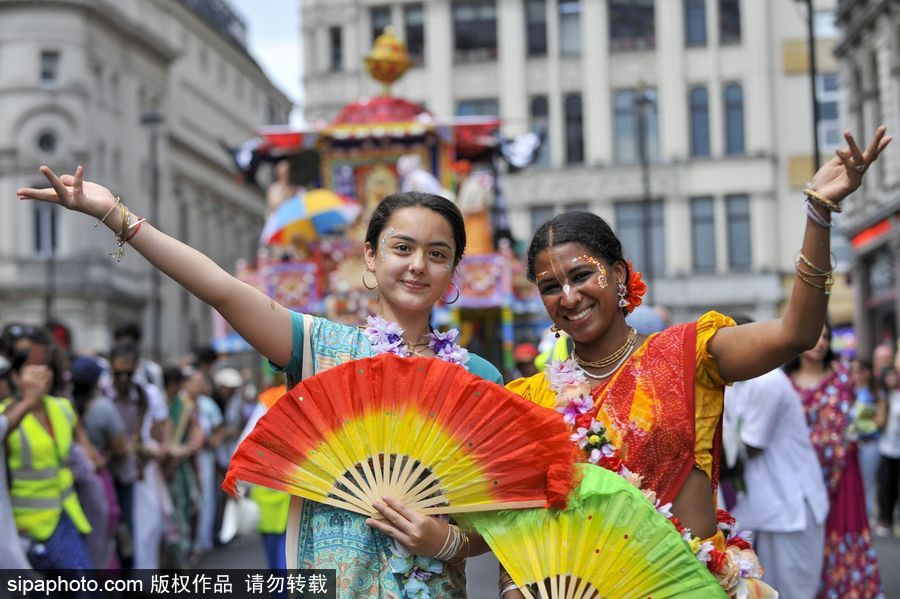 英國倫敦慶祝倫敦壇車節 民眾一路載歌載舞
