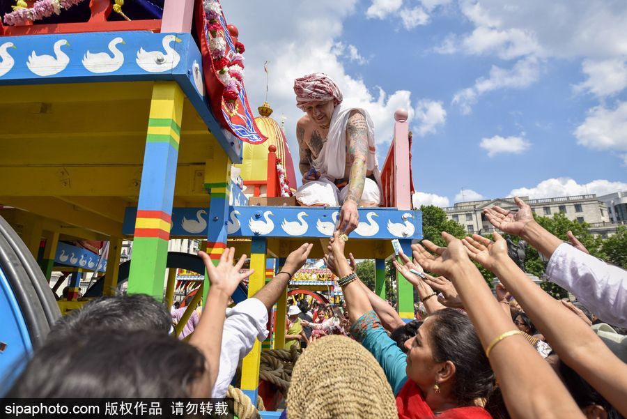 英國倫敦慶祝倫敦壇車節 民眾一路載歌載舞