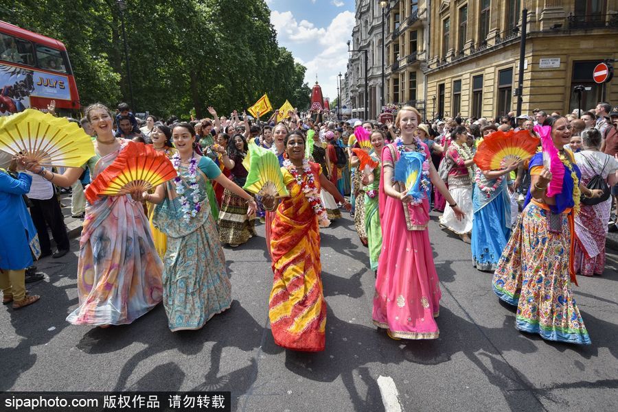 英國(guó)倫敦慶祝倫敦壇車(chē)節(jié) 民眾一路載歌載舞
