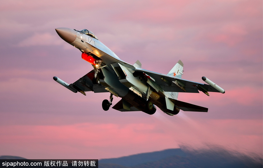 沖上云霄 俄羅斯戰(zhàn)機(jī)航空團(tuán)訓(xùn)練大片既視感