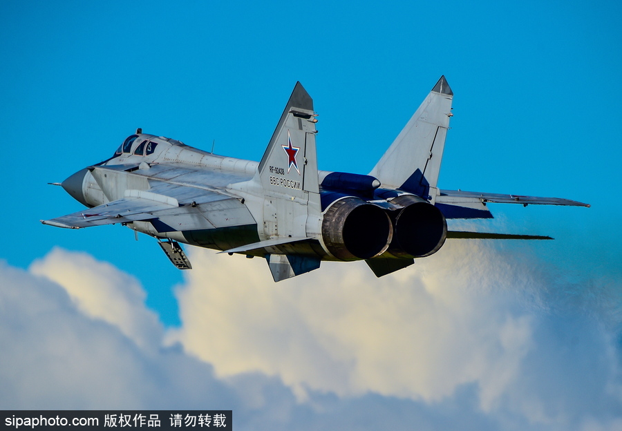 沖上云霄 俄羅斯戰(zhàn)機航空團訓練大片既視感