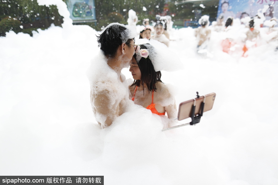 畢業就結婚！杭州情侶畢業生舉行泡沫集體婚禮