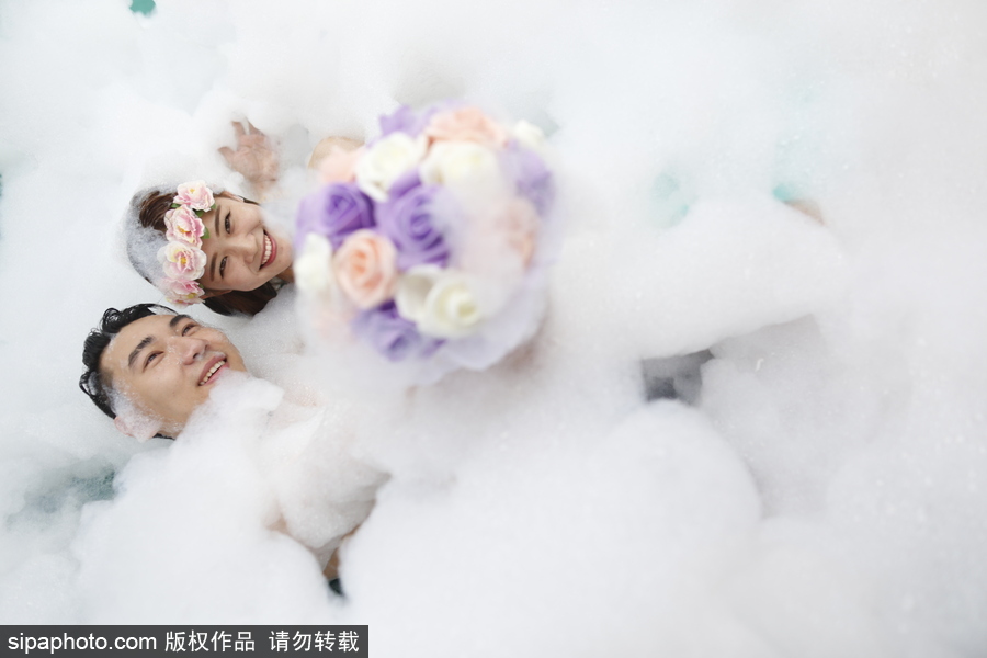畢業就結婚！杭州情侶畢業生舉行泡沫集體婚禮