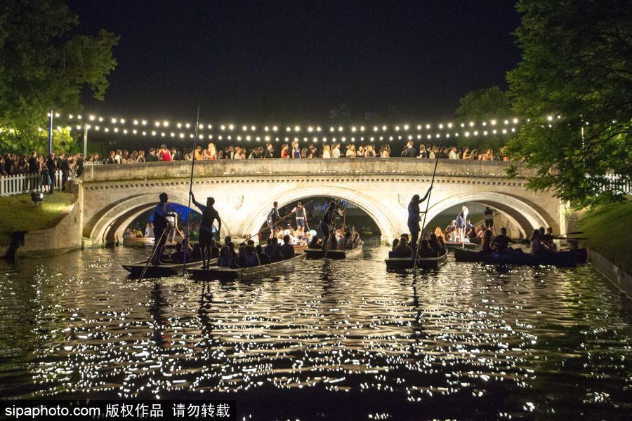 劍橋大學(xué)五月舞會煙火盛宴 璀璨奪目點亮夜空