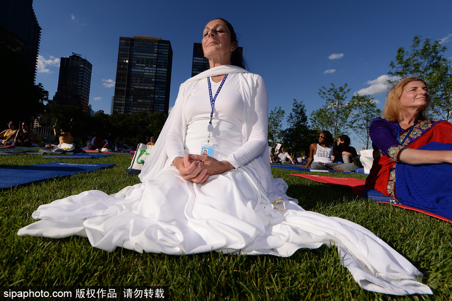 聯(lián)合國(guó)總部慶祝“國(guó)際瑜伽日” 聚集千名愛(ài)好者參加瑜伽課程