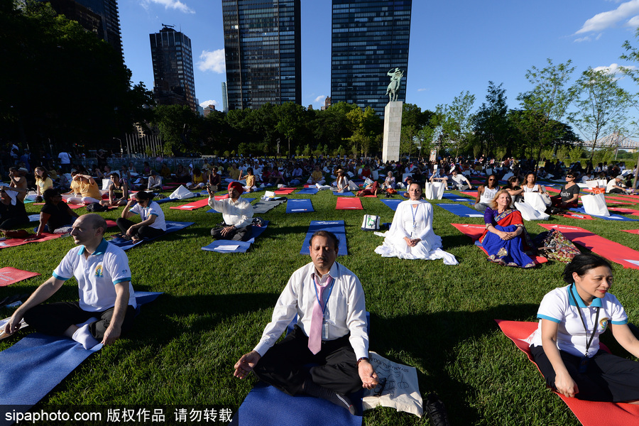 聯(lián)合國(guó)總部慶祝“國(guó)際瑜伽日” 聚集千名愛(ài)好者參加瑜伽課程
