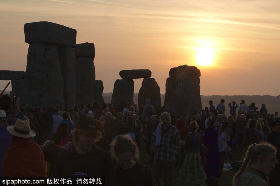 英國(guó)民眾聚集史前巨石陣 慶祝夏至日到來