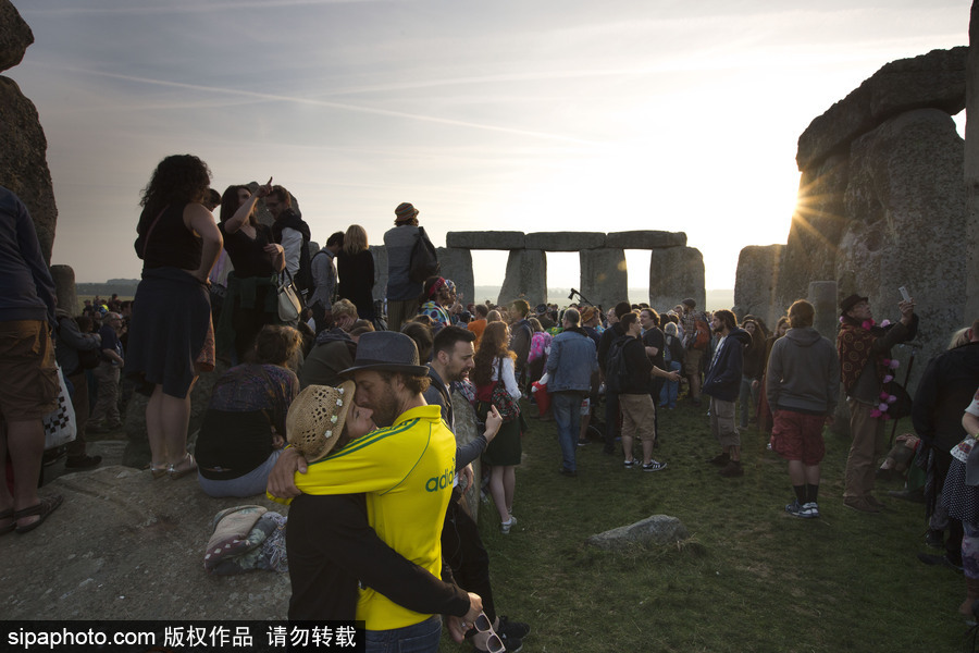 英國民眾聚集史前巨石陣 慶祝夏至日到來