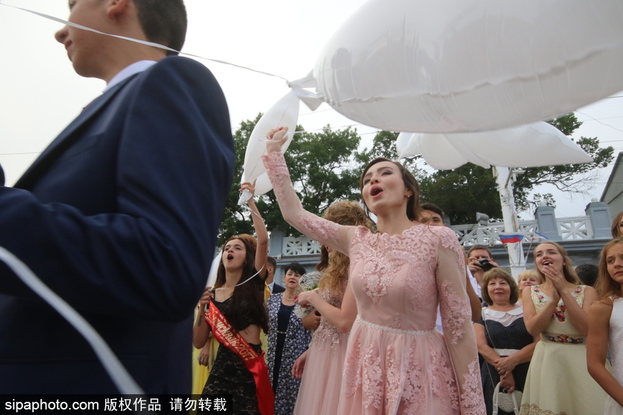俄羅斯舉行高校畢業(yè)舞會 學生盛裝出席不輸模特