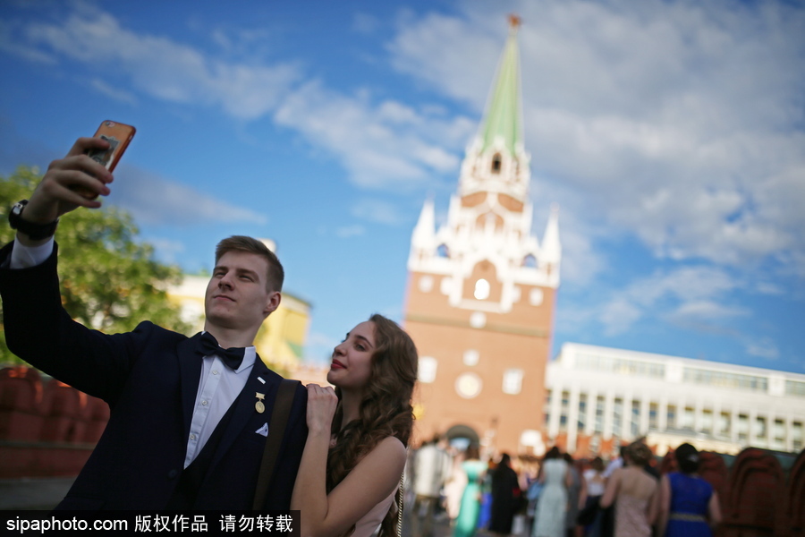 俄羅斯舉行高校畢業舞會 學生盛裝出席不輸模特